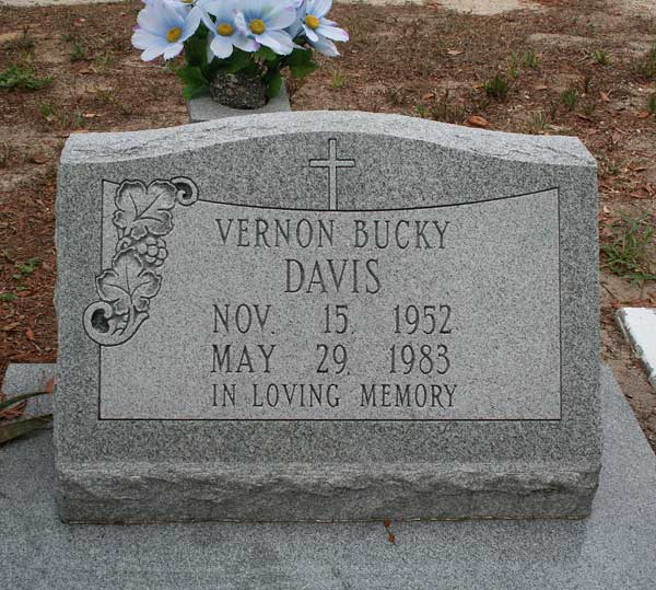 Vernon Buckey Davis Gravestone Photo