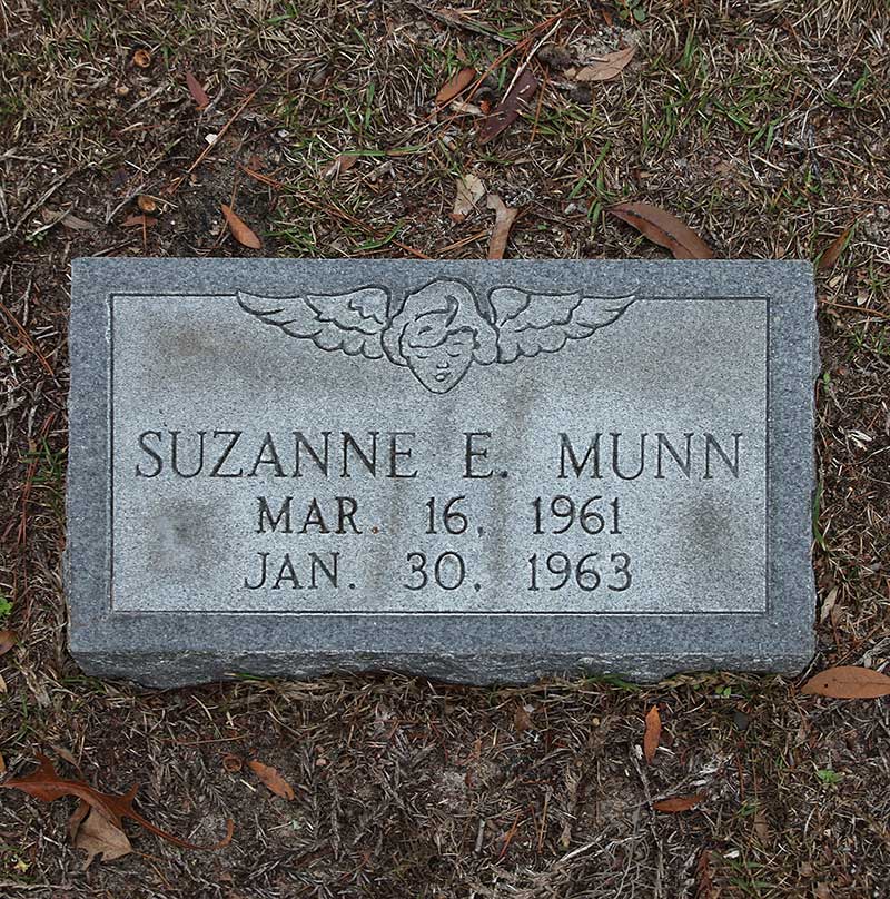 Suzanne E Munn Gravestone Photo