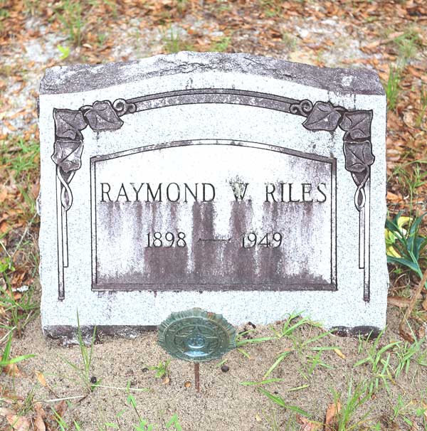 Raymond W. Riles Gravestone Photo