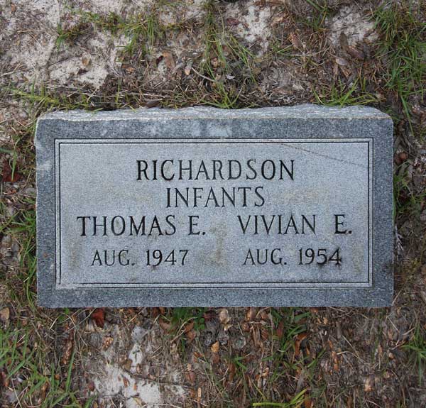 Thomas E. & Vivian E. Richardson Gravestone Photo